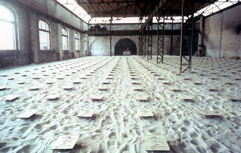 Takahiro Suzuki
IKIRO in Genk, 2001
rice paper, Japanese ink, sand, wood, 80 x 25 x 4 meters