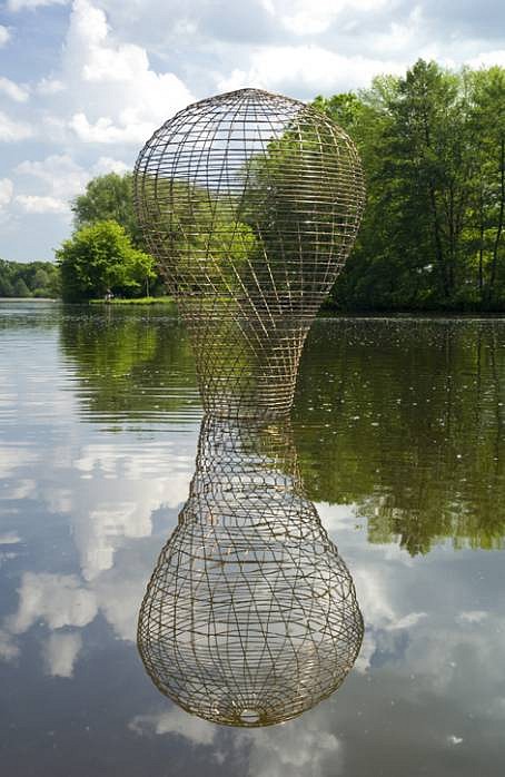 William Dennisuk
Spin, 2010
bronze rod, 7 ft (height)