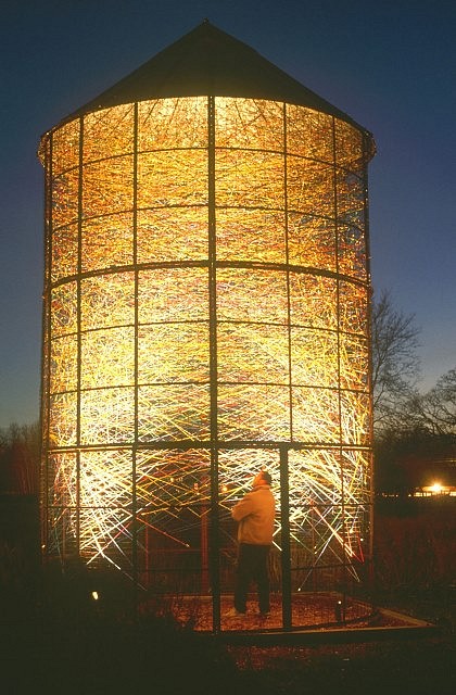 Randall Walker
Woven Corncrib, 2004
steel corncrib structure, nylon, illumination, 156 x 300 in.