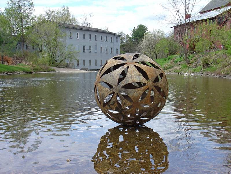 Čestmir Suška
Sphere With leaves, 2005
steel, 104 cm