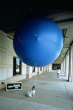 Oscar Oiwa
Dog = 10m?  Air by Day, 1994
aluminum, neon, plastic, balloon diameter: 250cm