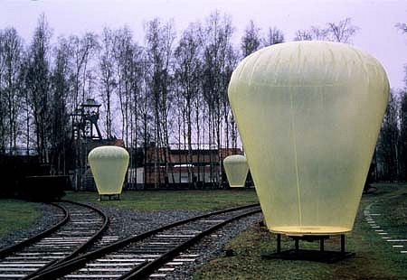 Shigeko Hirakawa
Air, Lung (global view), 2005
air, polypropylene film, fans, electricity, wood, steel, three inflatable elements, 370 x 300cm each
Museum of Mine of the Nord, Pas de Calais, Energy Science Center