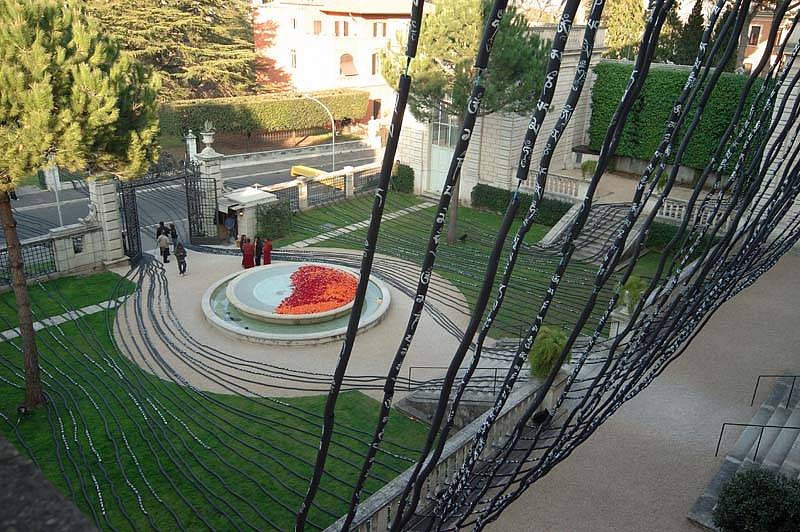 Maria Dompè
Tibet for Freedom, 2005
neoprene pipes, ropes, flowers, perfumed essences, 27 x 60 x 57 meters