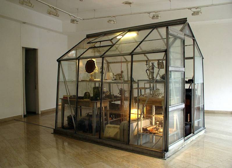 Tomislav Brajnović
Greenhouse, 2003
objects found at flea markets of London, projection of 8mm film, video, light, sound, 200 x 250 cm