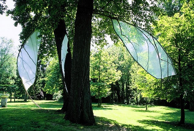 Shigeko Hirakawa
Winged Trees, 2006
mixed media, tree branches, technical fabric, Installation - 7 meters high x 19 meters wide; Wings - 9 to 7.5 meters long, .7 meter in diameter