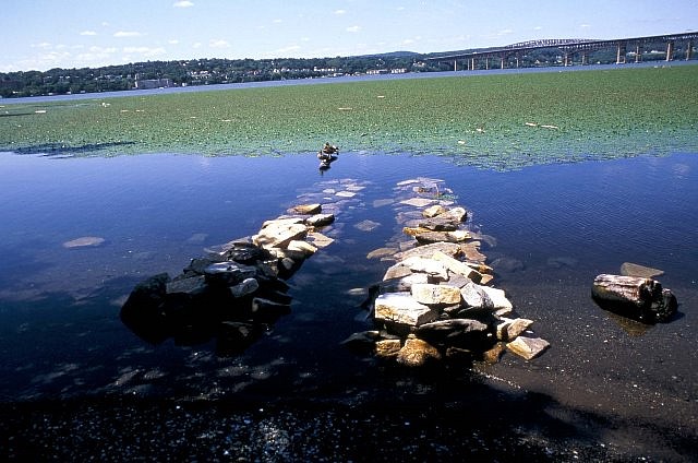 Raquel Rabinovich
Emergences, Riverfront Park, 2002
algonquin field stone, on-site stone