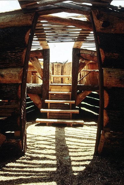 Alzaruba
Hunting Light, 2001
wood, tree, mulch, quotes, 168 x 864 x 264 in.
interior view