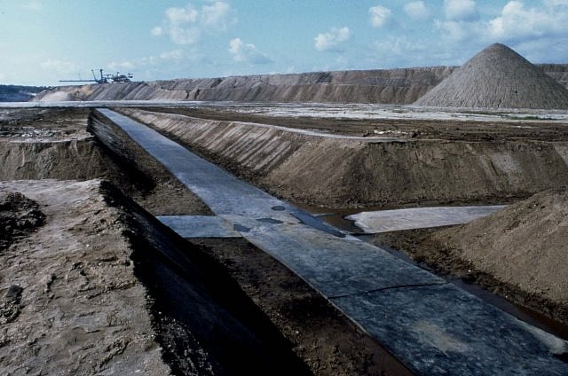 Mikael Hansen
Kreuz des Südens, 1993
soil, rubber, 1.5 x 300 x 300 meters
Europe Bienial Niederlausitz II
The open-cast coalmine at Greifenhain, Pritzen, Germany
