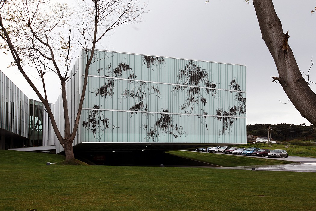 Carlos Macia
Diez Horas/Ten Hours, 2012
markers of acrylic paint on glassq, 10 x 20 meters