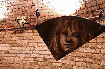 AM Hoch - Metamorfosi di una barca (faces in mirrors)