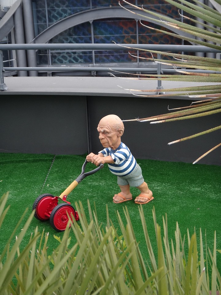 Elliott Arkin
Seedbed (A Peaceable Kingdom), 2010
Aqua resin, outdoor acrylic paint, antique lawn edger, 28 x 45 x 12 in.