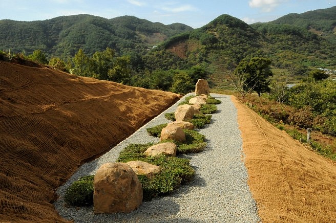 Chris Drury
Jiri Mountain Tea Time, 2016
granite boulders, granite gravel, earth, tea bushes, 52 feet long x 13 feet wide x 5 feet high