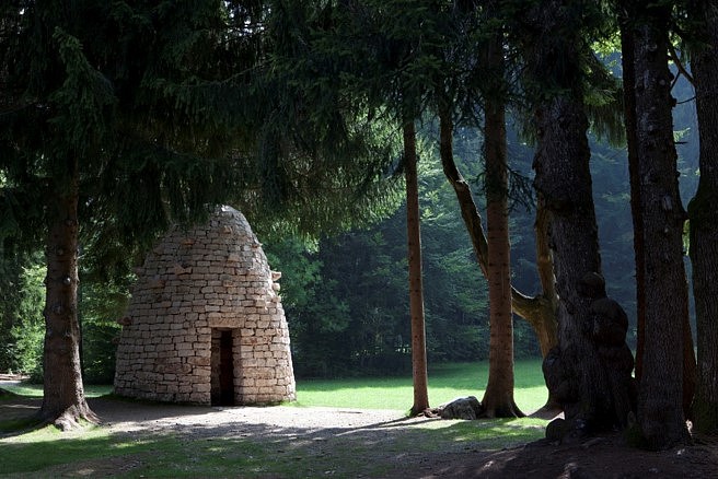 Chris Drury
Sky Mountain Chamber, 2010
lime stone, lime plaster, wood, steel, 14 foot diameter at base x 16.4 feet high