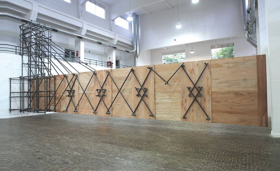 Luciana Lamothe
Bidimensional Bisagra, 2015
phenolic boards, pipes and scaffolding clamps, 295 2/7 x 137 7/9 x 551 1/8 in.