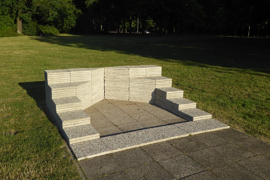 Pascal Brateau
way through, 2018
concrete slabs with public space, 300 x 300 x 85 cm