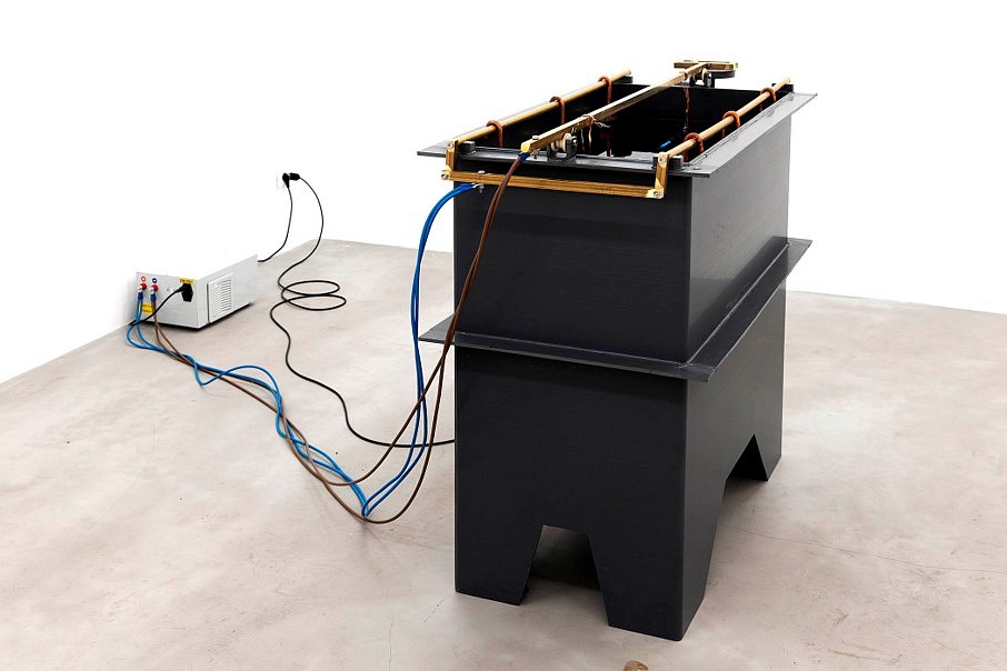 Namsal Siedlecki
Trevis, 2019
Tank in methacrylate, brass, electric motor, electric unit, cables, copper anodes, 300 acid copper liquid, copper sculpture, wax, coins, variable dimensions