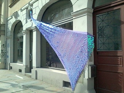 Bettina Allamoda
(Um)Raumfaltungen / AuÁŸenvorhang (Purple Rain) (working title) (detail), 2019
irredescent polyester-jumbo-sequin-Spandex mesh, dimensions variable