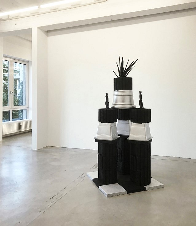 Andrea Pichl
delirious Dinge III, 2019
concrete, plants, acrylic spray, in: "Stadtsschlawinereien" at Gallery KOW, Berlin
Dimensions variable