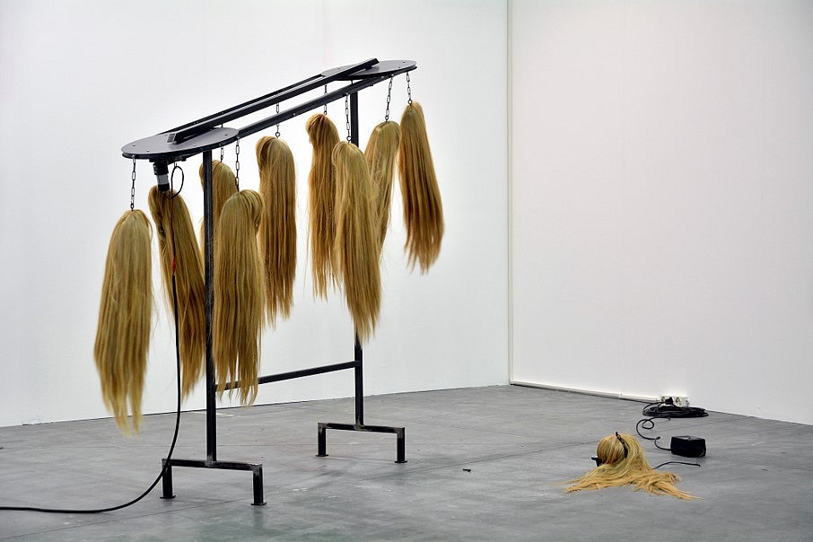 Anna Franceschini
VILLA STRAYLIGHT, 2019
artificial wigs, motors, iron, electric wires, 180 x 45 x 158 and 70 x 30 x 10 cm
