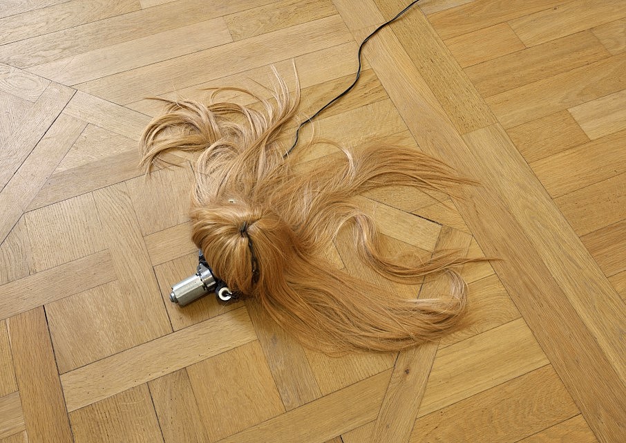 Anna Franceschini
VILLA STRAYLIGHT, detail, 2019
artificial wigs, motors, iron, electric wires, 180 x 45 x 158 and 70 x 30 x 10 cm