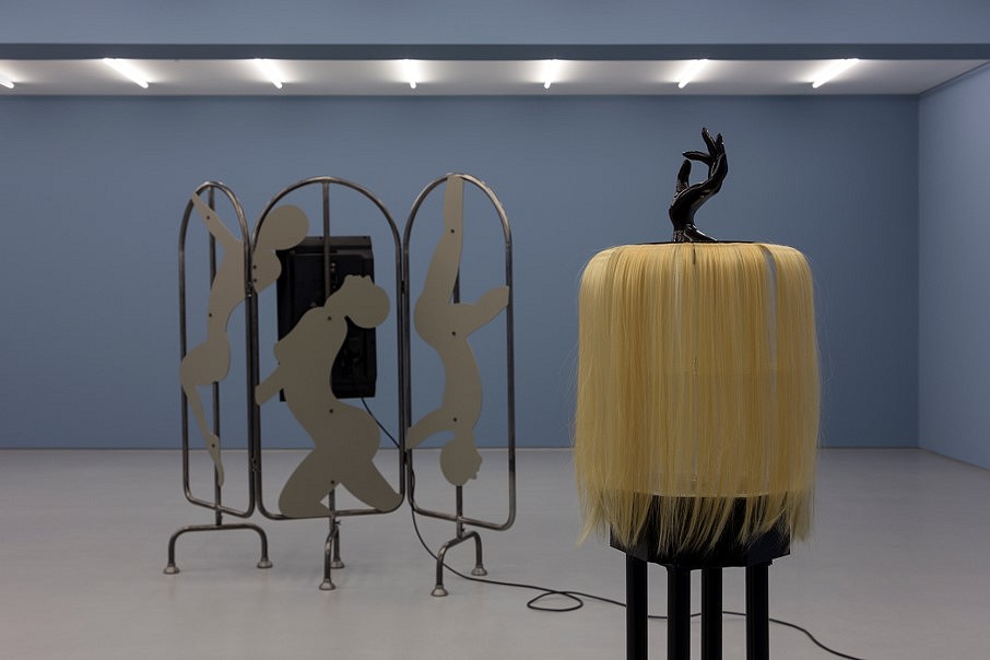 Anna Franceschini
TU SEI LA NOTTE (exhibition view), 2019
HD video on led monitor, iron structure, painted and cnc cut aluminum plates, artificial blond hairpiece, plexiglas, motor, painted iron plinth, 177 x 167 x 50 and 134 x 25 x 25 cm