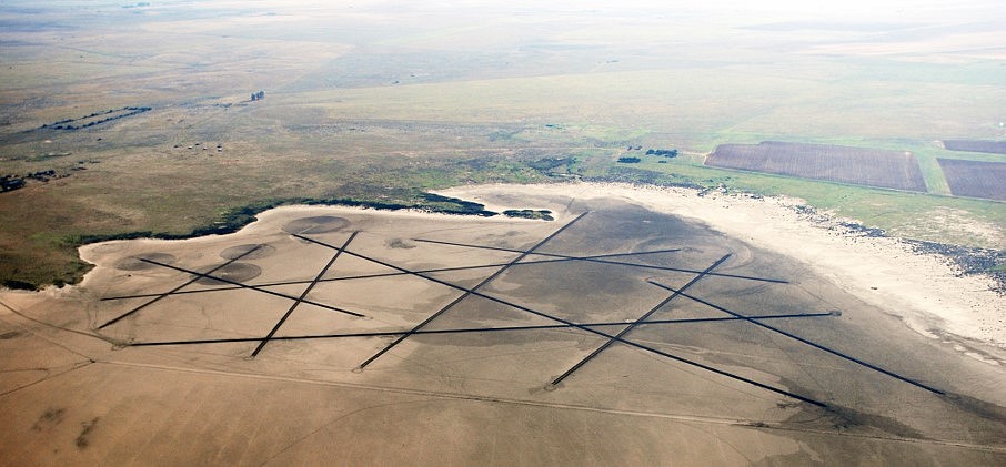 Strijdom van der Merwe
Dealesville Ley lines, South Africa, 2018
10,000 old motor tyres/dry pan, 30 hectors