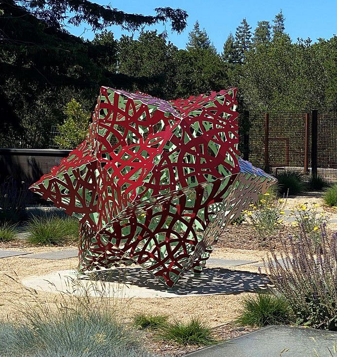 Linda Fleming
Green Glow, 2021
powder-coated stainless steel, 66 x 87 x 69 in.