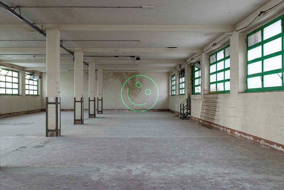 Davide Sgambaro
FENOMENO (Smiley), 2022
laser rgb installation on wall, 401.3 x 401.3 cm