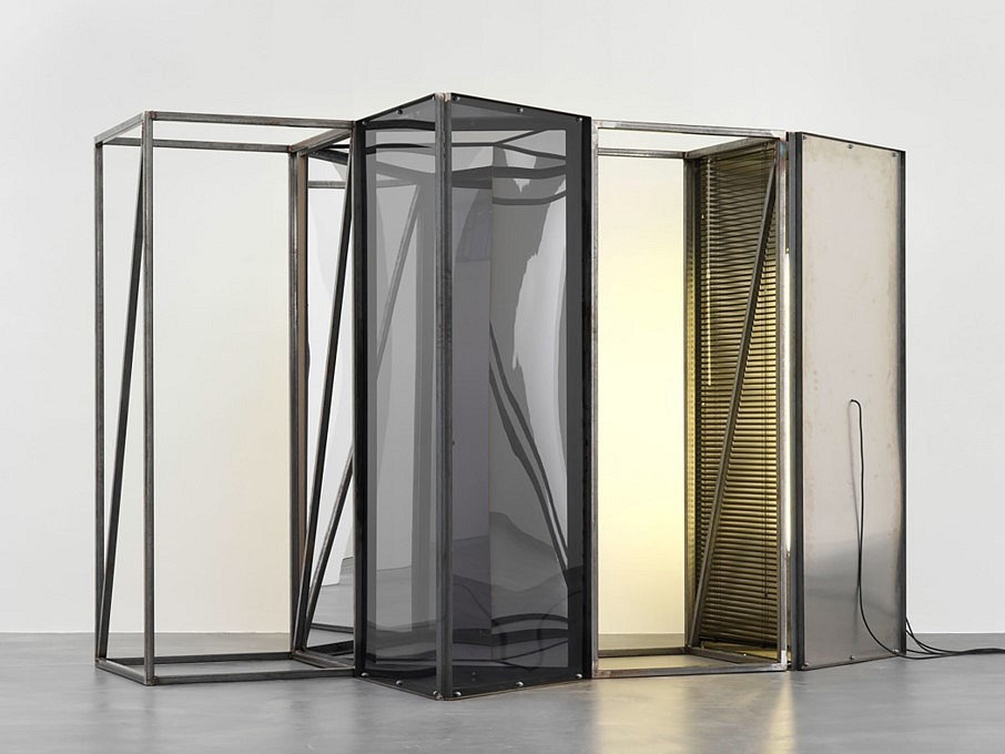 Oscar Tuazon
Beyond the realm of speech, 2013
steel, acryl glass, luminescent tube, blinds, drywall, wood, 200 x 305 x 165 cm