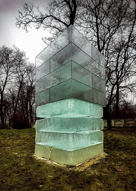 Tomasz Domanski
Unstable Balance, 2020
glass/ice, 78.7 x 39.3 x 39.3 inches