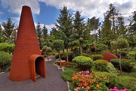 Tomasz Domanski
Ring Tower, 2017
welded steel pipe, height: 291.3 inches
base: 130 inches
top: 27.5 inches